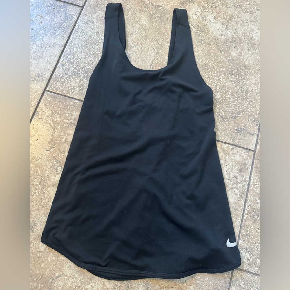 Black Nike dri-fit breather tank